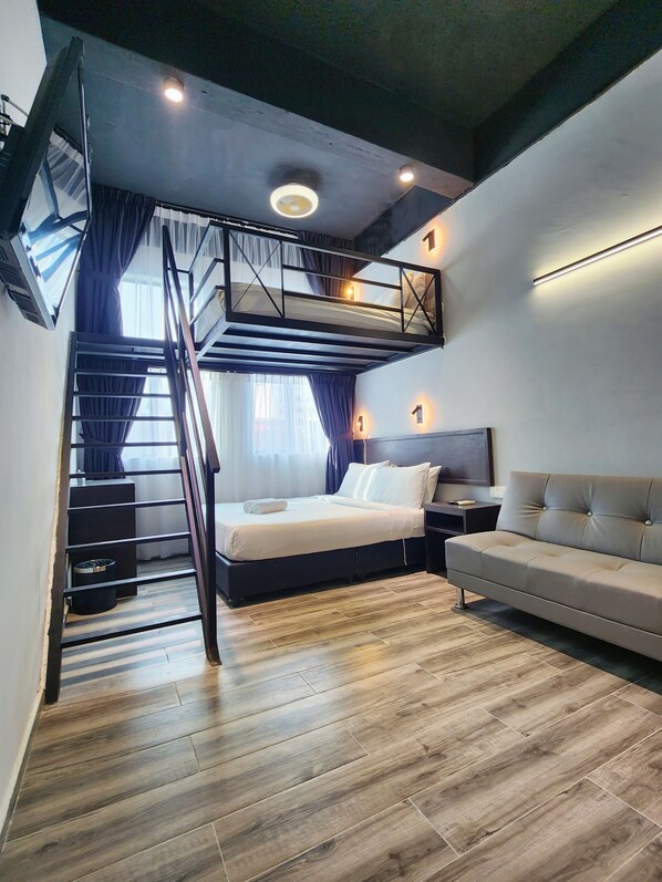 Rom – deluxe, 2 queensize-senger | Skrivebord, skrivebord for bærbar PC, wi-fi (inkludert) og sengetøy