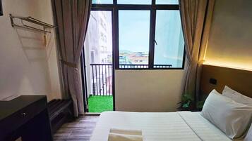 Deluxe Double Room, Balcony | Desk, laptop workspace, free WiFi, bed sheets