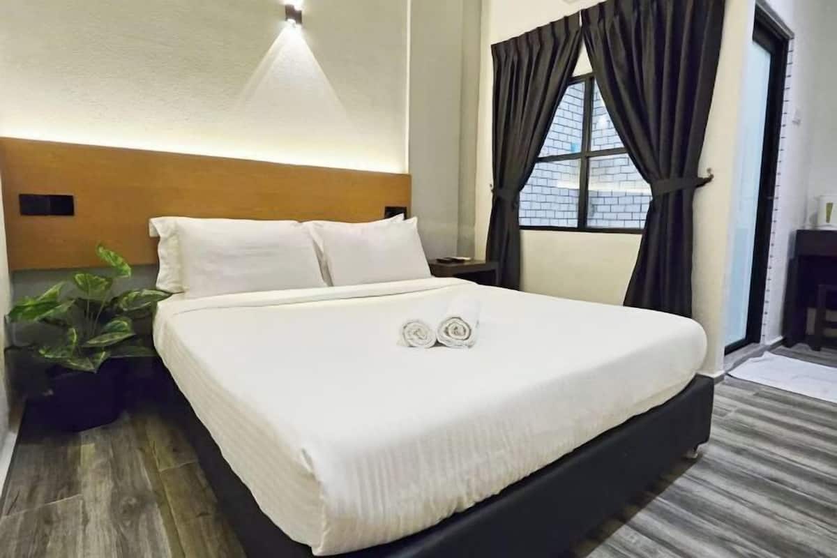 Desk, laptop workspace, free WiFi, bed sheets