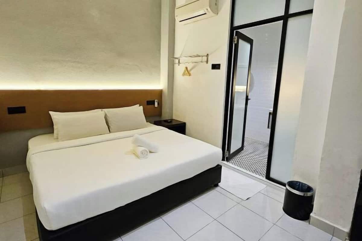 Desk, laptop workspace, free WiFi, bed sheets