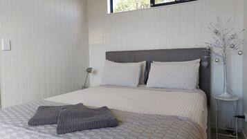 1 bedroom, bed sheets