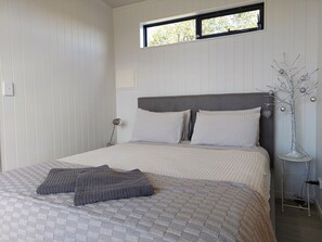 1 bedroom, bed sheets