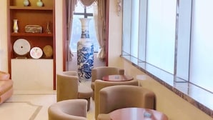 A modern lounge area with comfortable seating and a large window providing a view. - Greentree Inn Shanghai Minhang District Pujiang Town Jiangyue Road Metro Station (Shanghai)