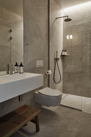 Shower, rainfall showerhead, eco-friendly toiletries, hair dryer - RUNO Hotel Porvoo (Porvoo)