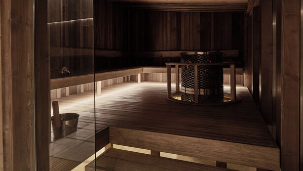 A sauna room with wooden walls and a bench. - RUNO Hotel Porvoo (Porvoo)