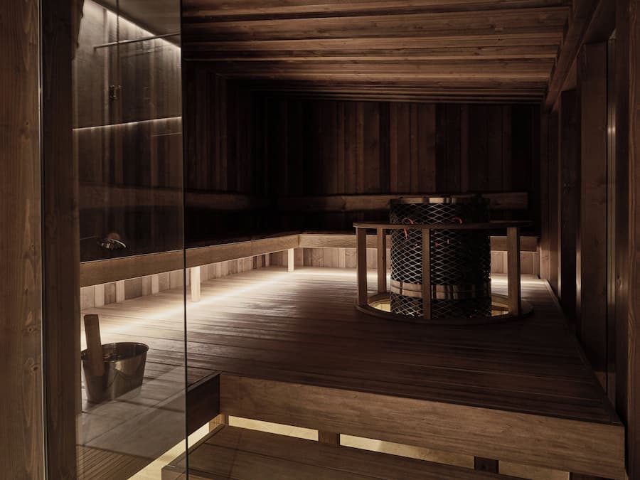 Couples treatment rooms, body treatments, hot stone massages