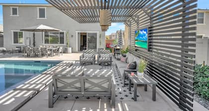 Smooth Giant - DELUXE show stopper WOW factor, unbelievable pool and backyard!