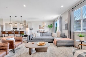 Smart TV, fireplace, foosball, offices - Smooth Giant - DELUXE  show stopper WOW factor, unbelievable pool and backyard! (Coachella)