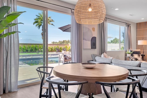 Smooth Giant - DELUXE  show stopper WOW factor, unbelievable pool and backyard!