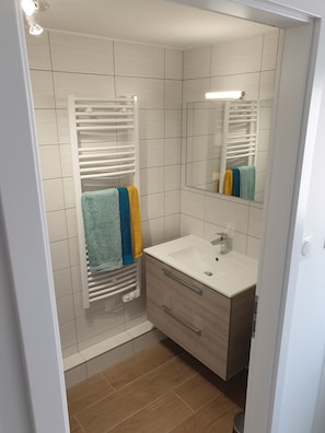 Douche, savon, papier toilette