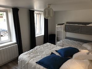 2 makuuhuonetta, silitysrauta/-lauta, vauvan matkasänky, ilmainen Wi-Fi