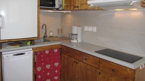 Cafetera/tetera, refrigerador, microondas, horno