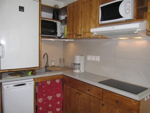 Kylskåp, mikrovågsugn, ugn och diskmaskin