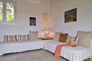 3 chambres, chambres insonorisées, fer et planche à repasser