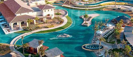 Alberca techada y alberca al aire libre