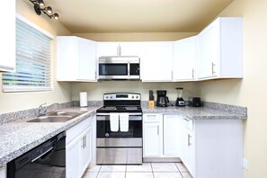 Een koelkast, een magnetron, een oven, een kookplaat