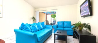 Clide's Mansion, Cozy 2BD/2BA w/ Private Yard!