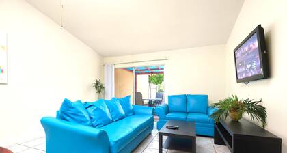 Clide's Mansion, Cozy 2BD/2BA w/ Private Yard!