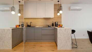 Kühlschrank, Mikrowelle, Ofen, Herdplatte