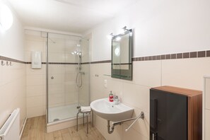 Dusche, Haartrockner, Handtücher, Seife