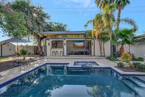 Een verwarmd zwembad