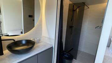 Douche, sĂšche-cheveux, serviettes fournies, savon