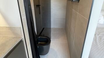 Een douche, een haardroger, handdoeken, zeep