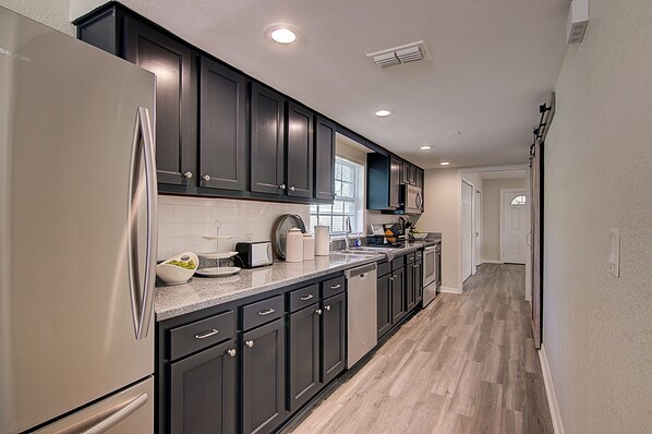 Refrigerador, microondas, horno y parrilla de estufa 