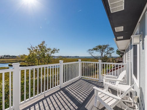 Cute town home with water view and a grill!