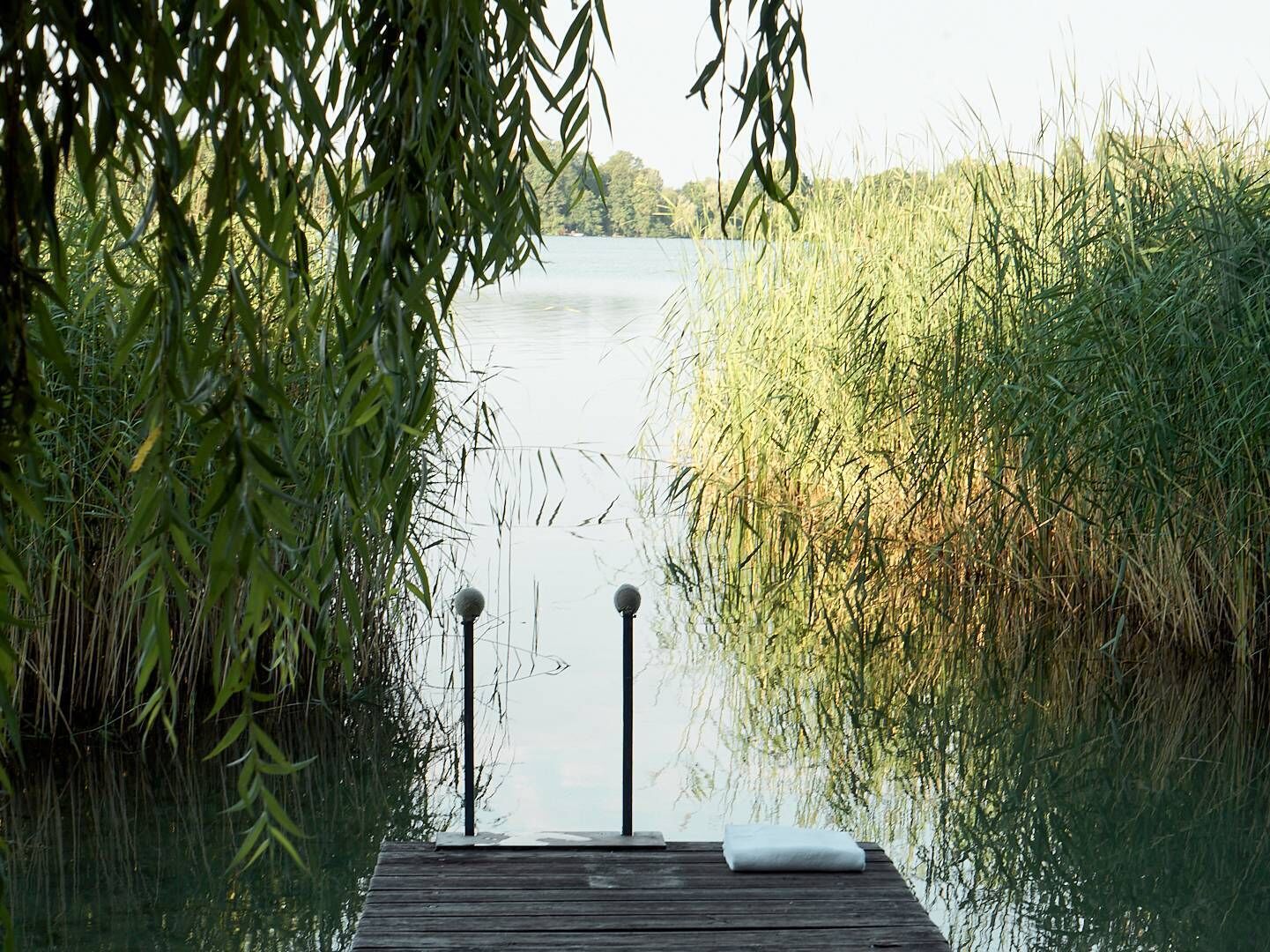 Privatstrand, schwarzer Sandstrand