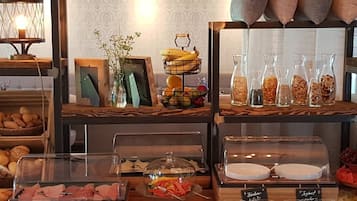Petit déjeuner buffet (10 EUR par personne)