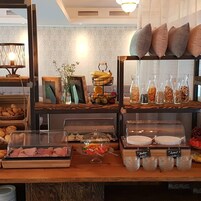 Buffet breakfast for a fee on weekdays