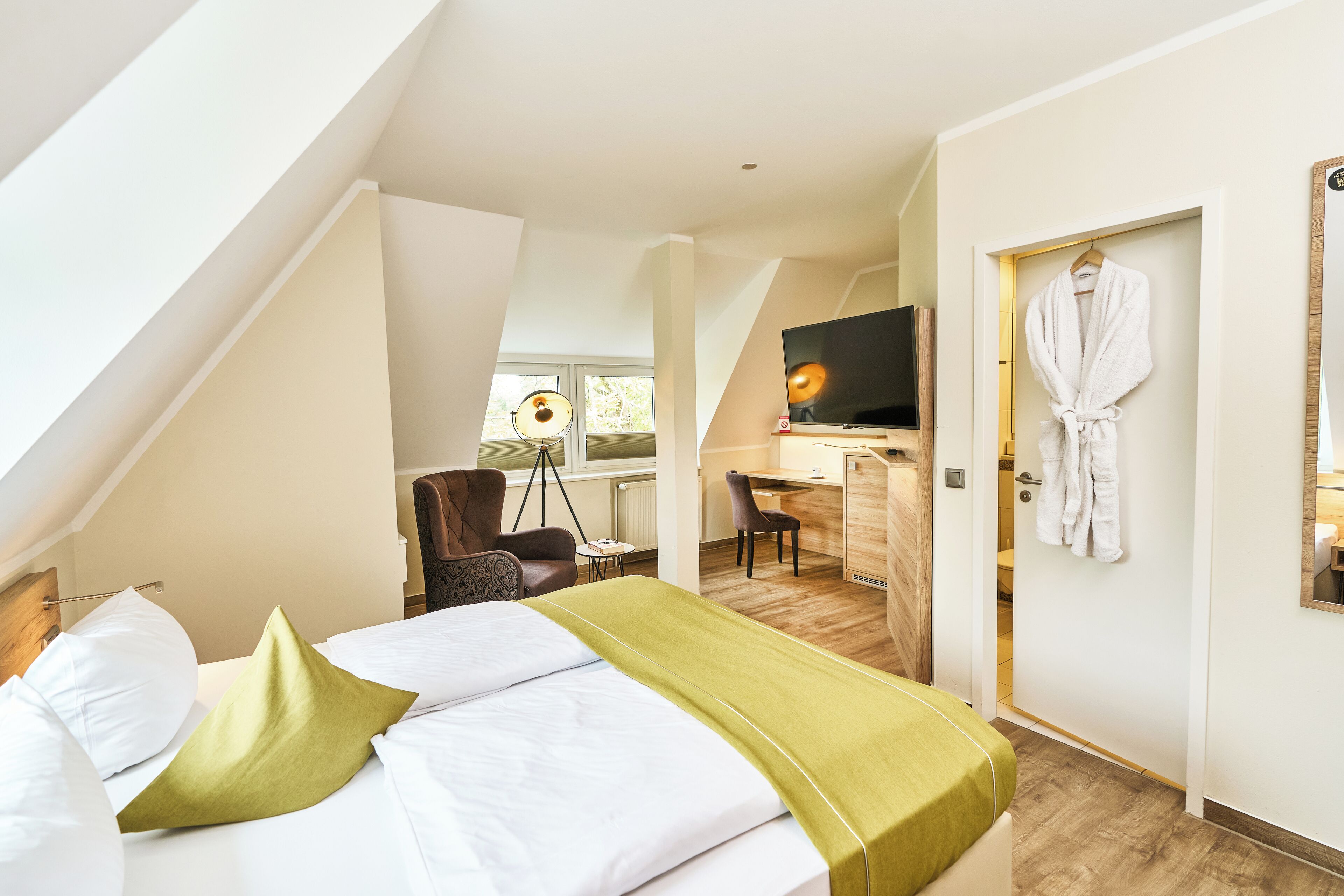 Allergikerbettwaren, Minibar, Zimmersafe, Schreibtisch