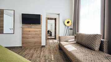 Superior-Doppelzimmer, Seeblick | Allergikerbettwaren, Minibar, Zimmersafe, Schreibtisch