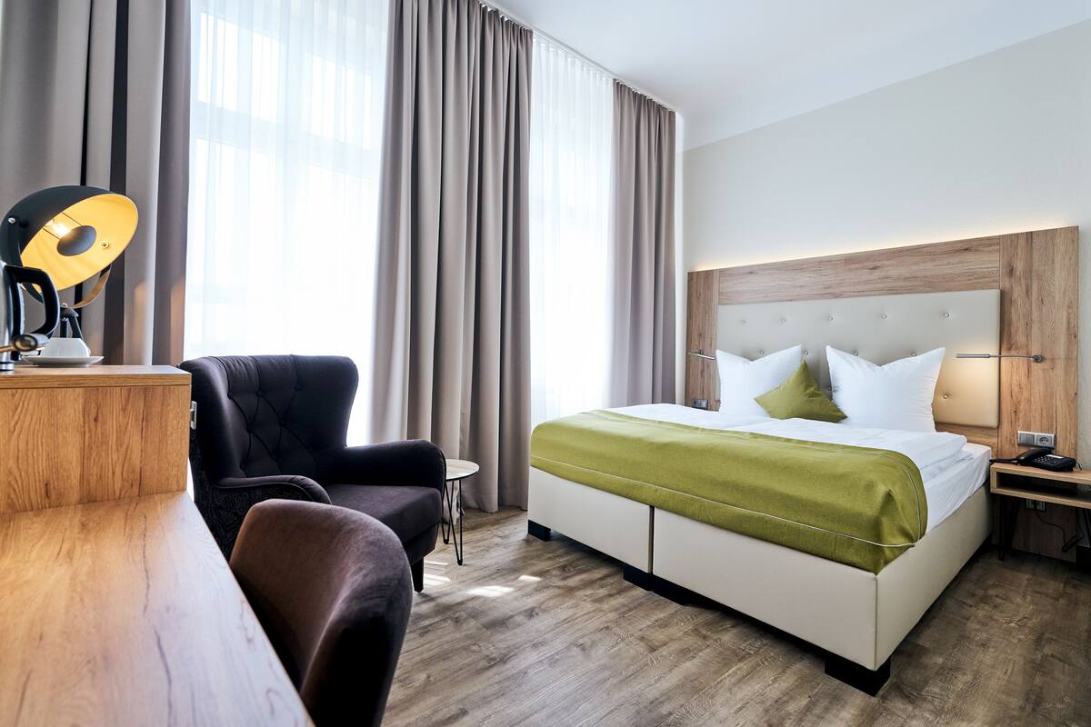 Standard Double Room, Non Smoking | Ruang tamu | 100 cm televisyen dengan satelit