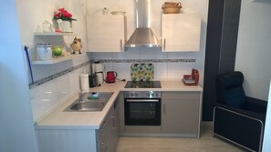 Kühlschrank, Mikrowelle, Herdplatte, Geschirrspüler