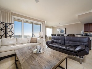 TV - Luxurious 4 bedroom oceanfront condo in the most prestigious building in OC, (Ocean City)