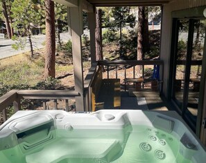 Outdoor spa tub - Gale Force Wind - Beautiful Remodel! (Incline Village)