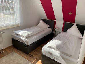 2 室のベッドルーム、旅行用ベビーベッド、WiFi (無料)、ベッドシーツ