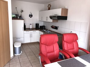 Kühlschrank, Mikrowelle, Herdplatte, Geschirrspüler