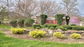 Property grounds - 3's a Birdie - 2BR, 2BA Condo, Golf & Mountain View (Maggie Valley)