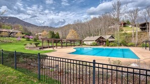 Pool - 3's a Birdie - 2BR, 2BA Condo, Golf & Mountain View (Maggie Valley)