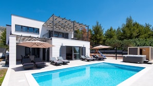 Seasonal outdoor pool, pool umbrellas, sun loungers - Holiday Villa Olive Tree (Orebic)