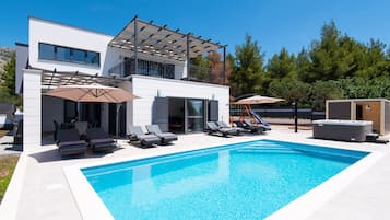 Piscine extérieure (ouverte en saison), parasols de plage