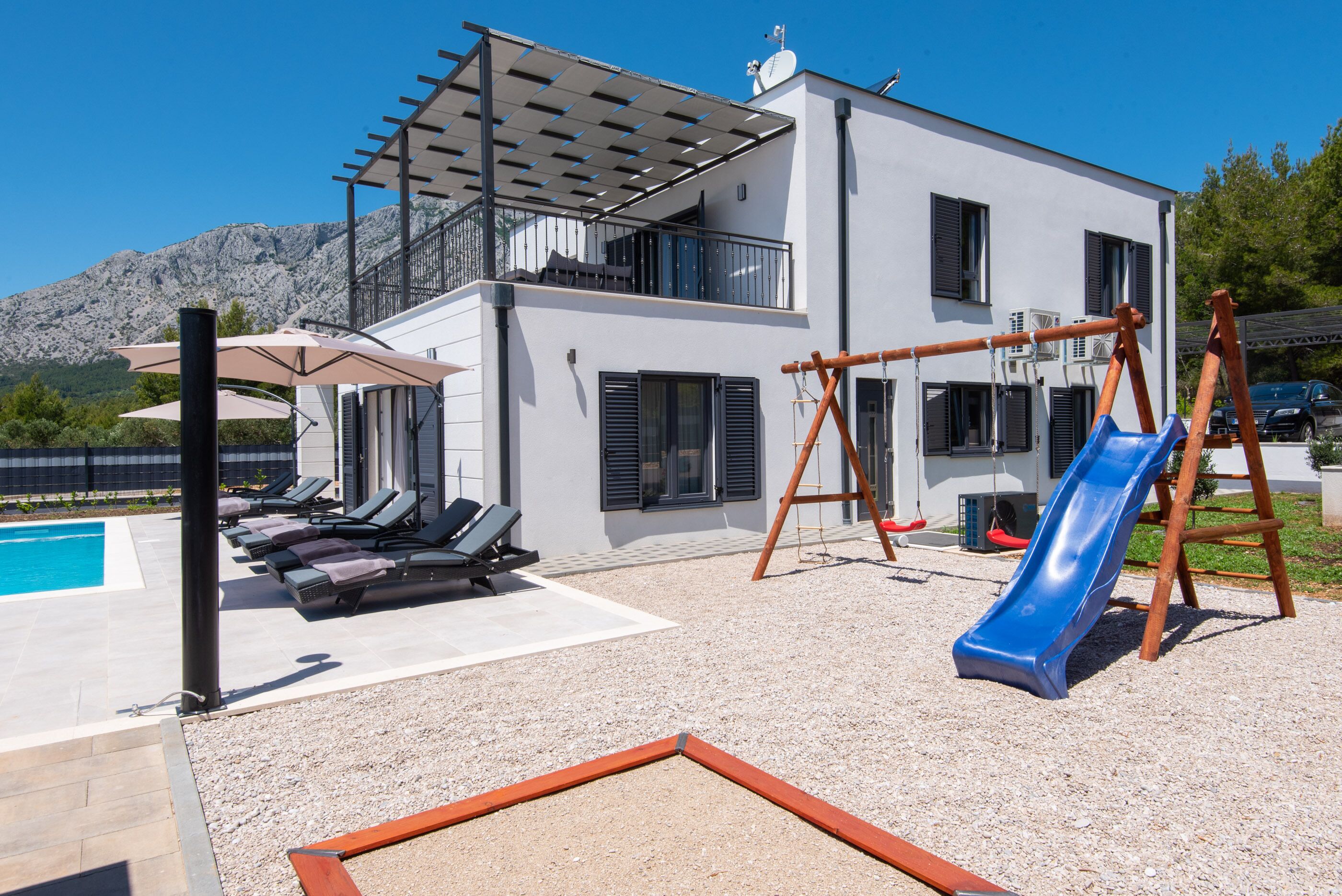 Seasonal outdoor pool, pool umbrellas, sun loungers