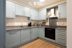 Kühlschrank, Mikrowelle, Ofen, Geschirrspüler