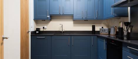 Réfrigérateur, micro-ondes, four, lave-vaisselle