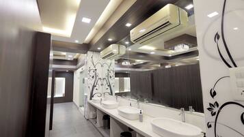 Ducha, cabezal de ducha tipo lluvia, toallas