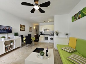 TV - Casa Palmera 3 only 150 metres to the beach, heated pool, Wifi, SAT-TV, balcony (Arona)