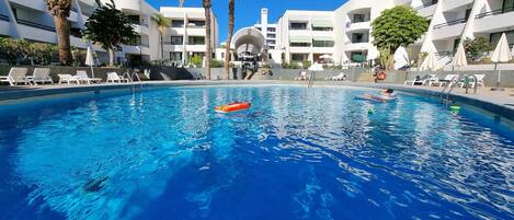 Piscina a l'aire lliure i piscina climatitzada